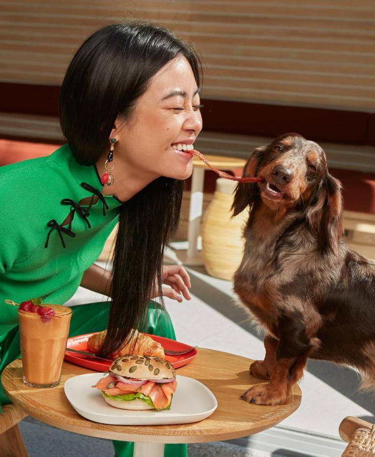 Готель The Standard, Хуахін Екстер'єр фото A woman feeding her dog